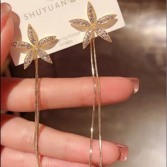 Cubic zirconia flower tassel dangle earrings gold - Picture 2 of 3